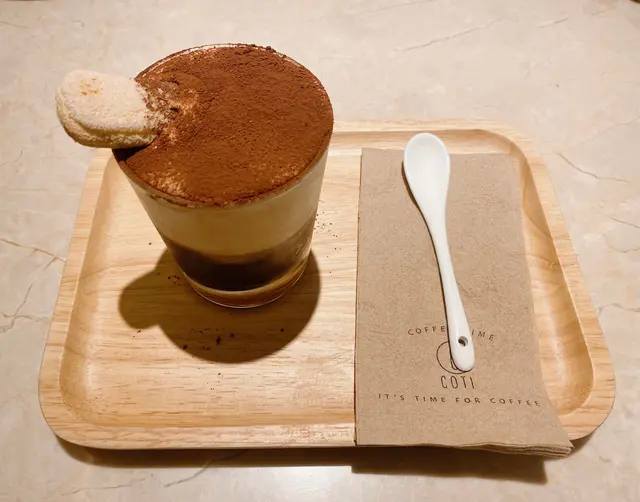 單食提拉米蘇不太甜。再配搭咖啡 味覺上有衝擊 👍🏻