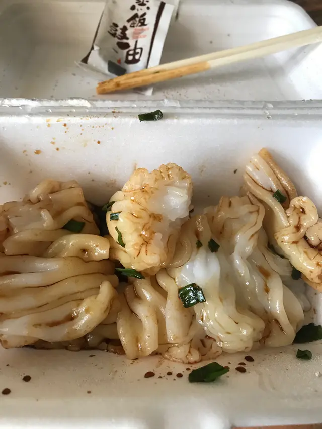 由一餅粉團變咗一嚿嚿腸粉