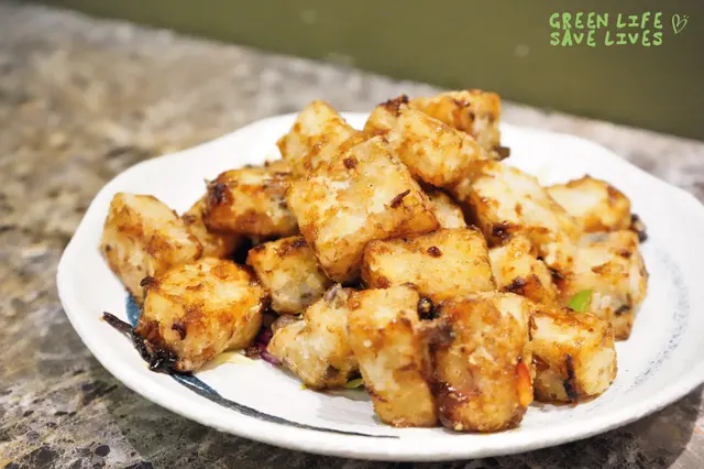 XO醬炒蘿蔔糕-方塊狀的蘿蔔糕在煎炒的時候使用了炸粉，仿佛外邊鍍了層脆皮，而內裡柔軟之餘也有彈牙的感覺，一口一塊蘿蔔糕好過癮。配料是XO醬，非常惹味，又不太辣。
