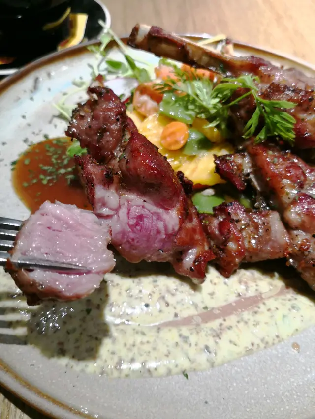 香烤香草羊架三支骨配薄荷乳酪醬