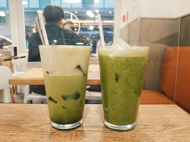 左：抹茶鮮奶　右：奇異果羽衣甘藍富士蘋果燕麥奶