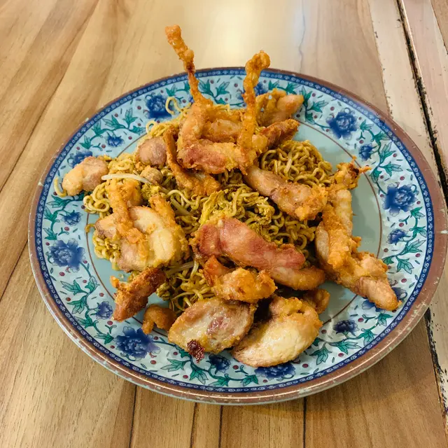 炒丁合格。炸雞就個皮夠脆，但雞本身冇味亦冇特別調味，嗒嚟嗒去都係得陣油味。