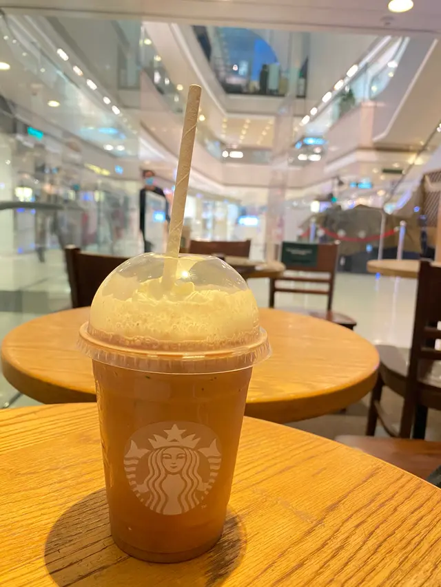 iced  choc  /  唔少張台  都  好  烏joe  有上手客人  飲完  食完  的  杯碟；staff  寧願  吹水hea都唔執！