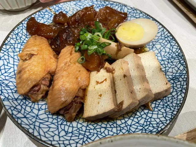 滷牛筋+滷水雞翼+滷水蛋+滷水豆腐+成為這碟滷味拼盤，看到就恨不得即刻吃上一啖，感受你們滷味的、實實在在的存在感。