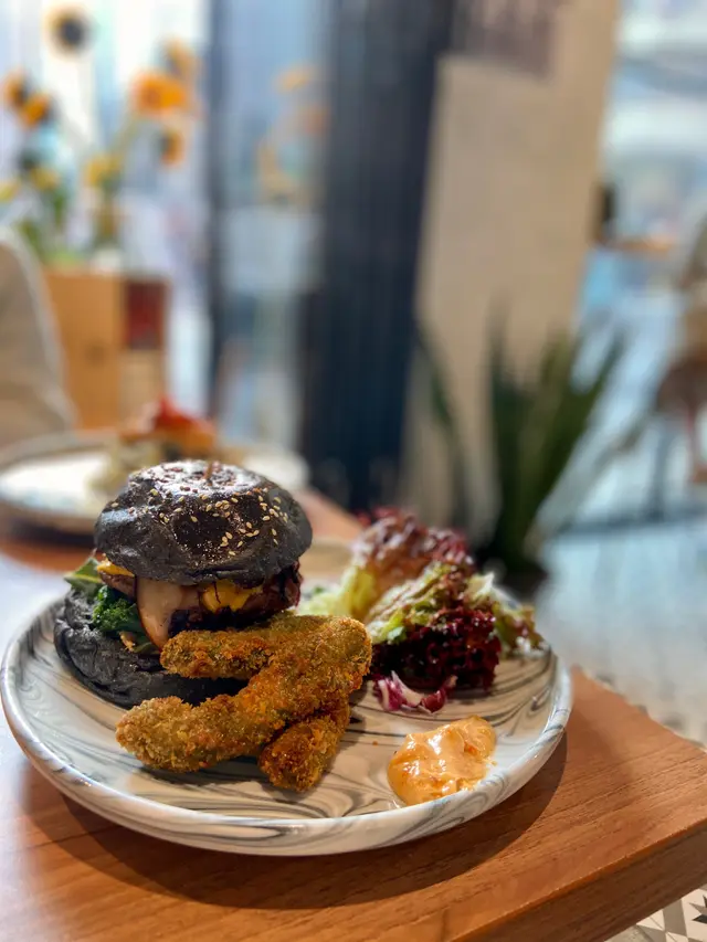 牛油漢堡配牛油果角