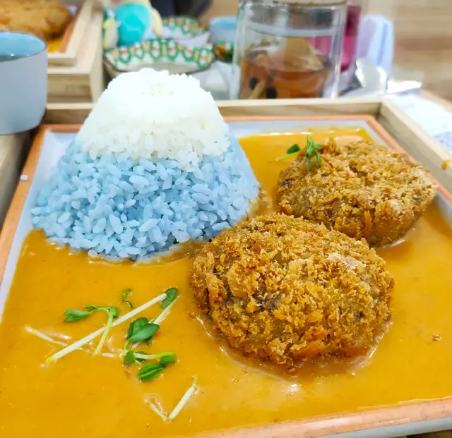 蝶豆花富士山飯+冬蔭功汁漢堡