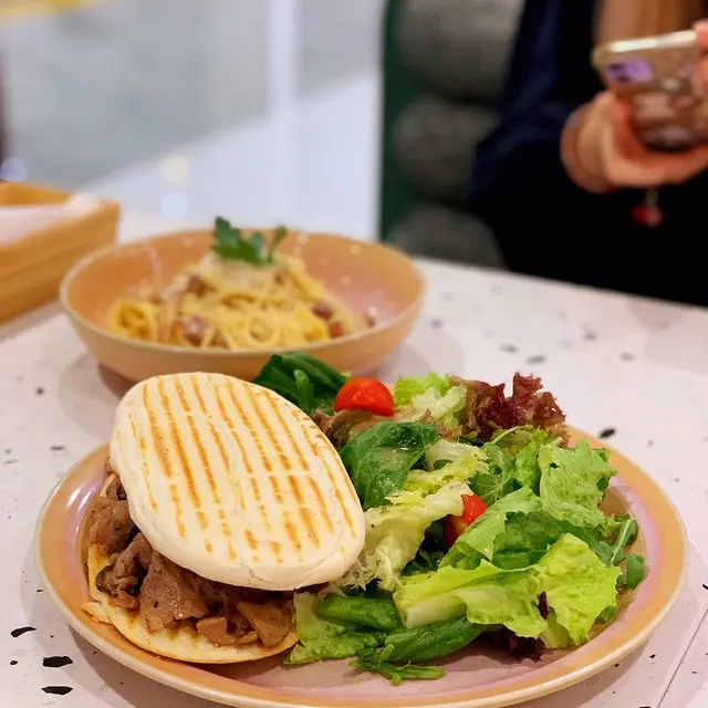 牛肉三文治伴蘑菇沙律配檸檬醋醬