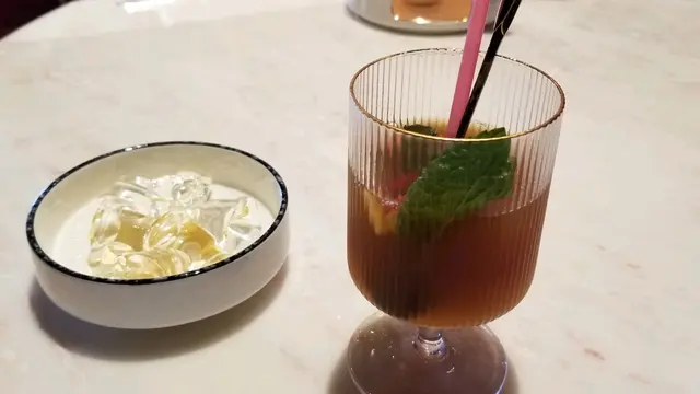 少冰，但請見撈起的冰有多少??莫名其妙飲品面有幾片蘋果， 搽底苦澀難以入口， 隨便一間小店都比它好