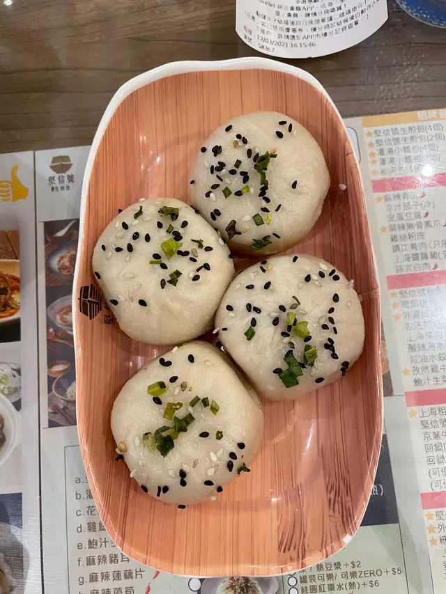 生煎包超级好吃，内陷很丰富，一口咬下去会爆汁，皮也很脆，超满足