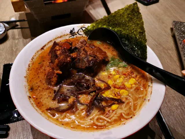 黑蒜油湯底香濃,豬軟骨瘦件卻能煮的很淋