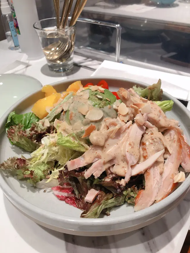 牛油果香芒烤雞沙律