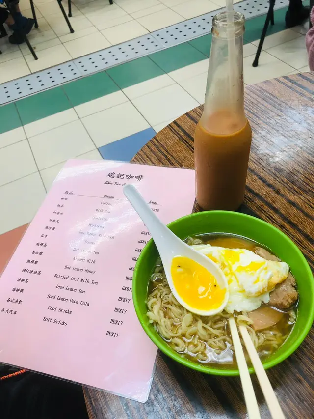 餐蛋丁面及樽仔奶茶