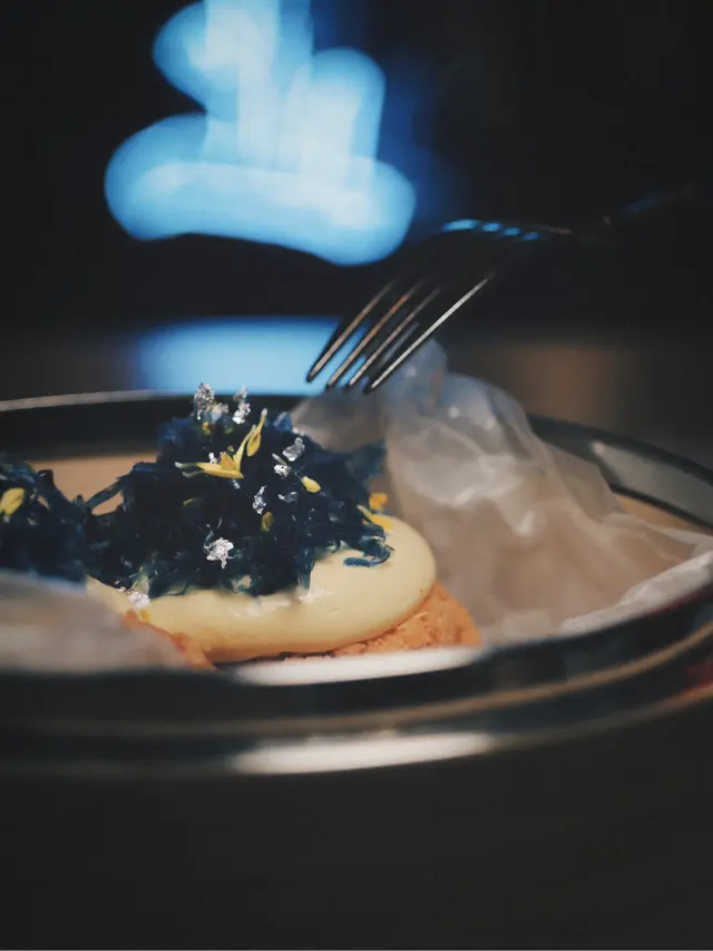 (伴蝶豆花蜜糖絨毛、乳酪脆粒)