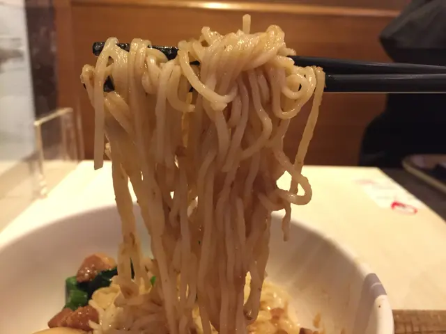 炸雞翼肉燥乾拌麵