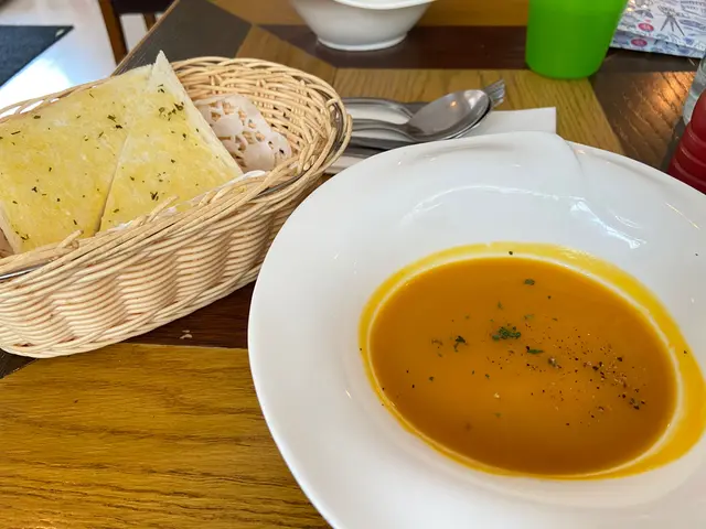 餐湯:南瓜湯 & 薄如紙多士