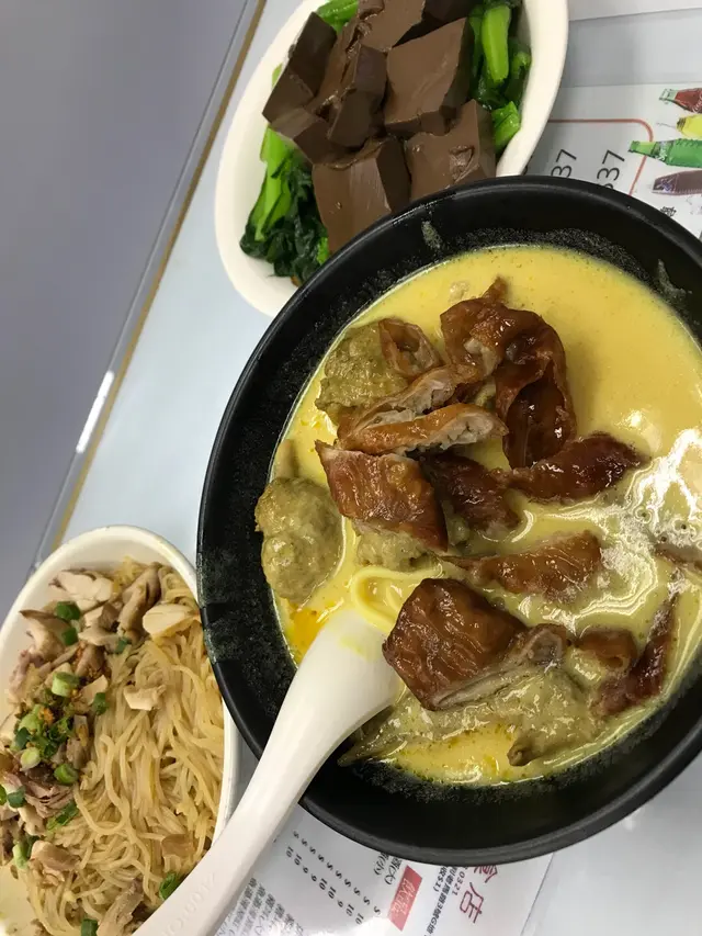 大腸椰汁雞麵，雞絲撈麵，豬紅菜