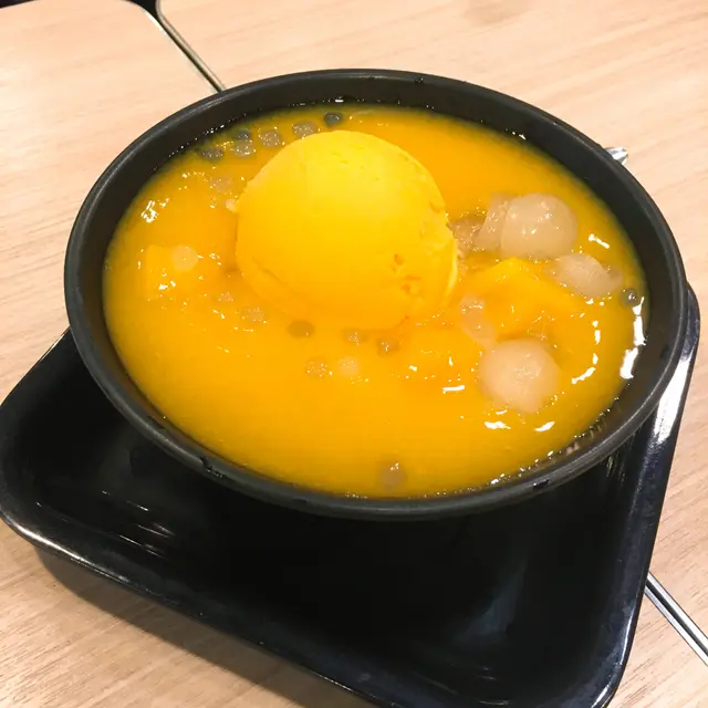 呢個算係鋪頭招牌嘢（金玉嘛
配料都好足～同上面果個差唔多
不過就多左龍眼肉添😙
配上杰撻撻既芒果汁
仲有芒果雪糕
就係一個黃牌組合😌
