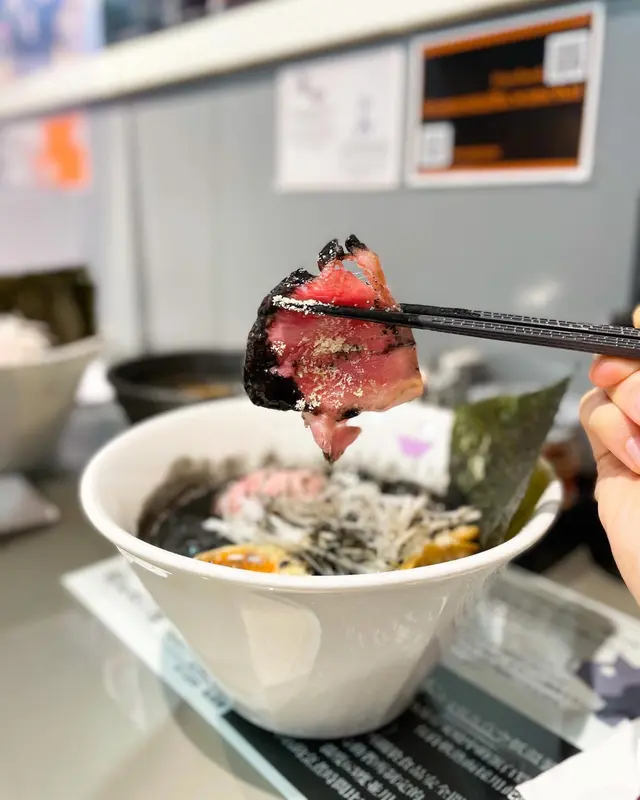 墨汁黑松露拉麵