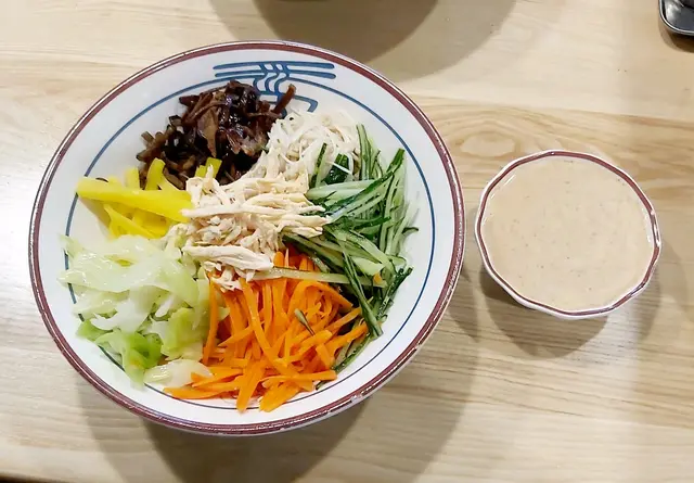 七彩雞絲拌冷麵