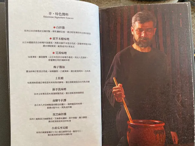  主廚自家調煮9款醬料，有白拌醬、芫茜味噌、黃芥末醋味噌、小黃瓜雪見醋、梅子醬油、土佐醋、御手洗味噌、南蠻牛扒醬，黑芝麻拌醬，配搭串燒食一流