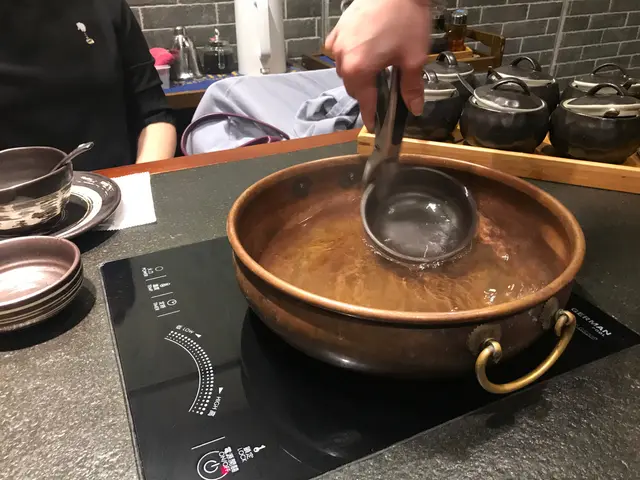 打邊爐 - 店員為顧客用熱水把餐具逐一清冼消毒