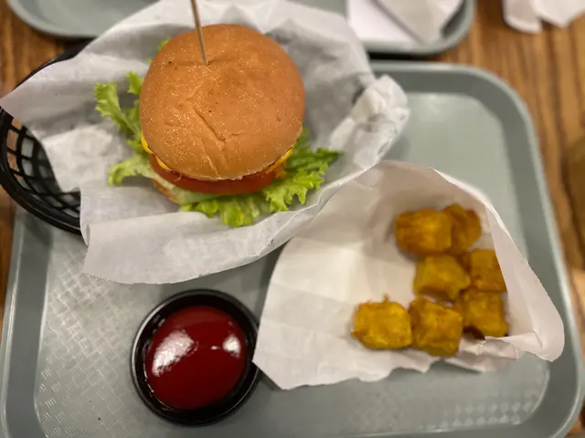 芝士牛堡加炸燒賣