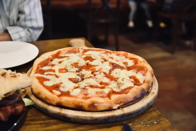 辣肉腸芝士薄餅