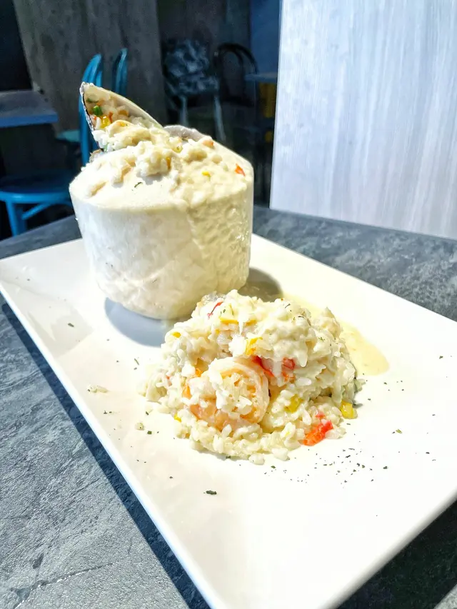 上枱視覺效果超正，就好似火山岩漿爆發出黎，芝士白汁之中又夾雜啖啖椰香味，混入珍珠米飯、海鮮配料和椰青肉，又美味又邪惡！