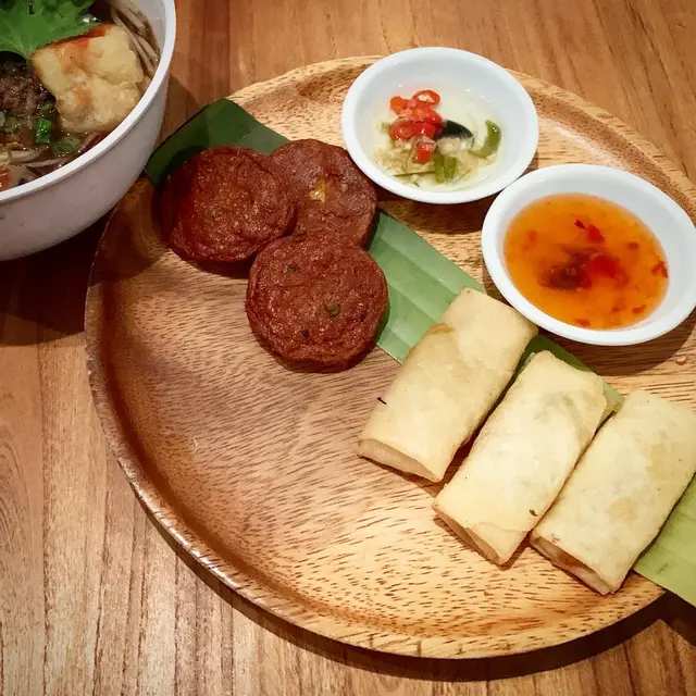 炸素春卷及泰式魚餅配搭參岩椰油辣椒醬 