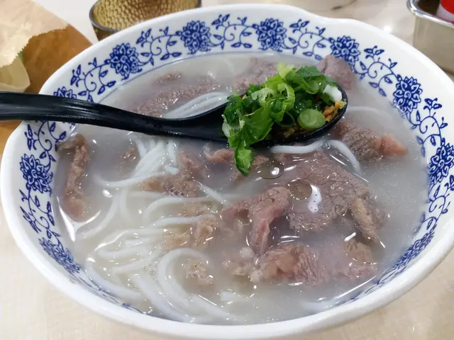 我跟家人分別各點了灼滑牛肉米線，一碗是原味，一碗可免費加腩汁。粉麵送來的時候，蔥花也是分開上的，這是我最欣賞的安排呢！先說那些米線吧！生熟度恰度好處，米線不會太熟，還保留那份少少的煙韌口感，這就不能不讚這裡的師傅煮粉麵的功架真的不錯，加上那選料的職員也是功不可沒呢！至於那滑牛肉呢！真的是滑，有少許牛味，每碗約有六、七片左右，份量都不算少。