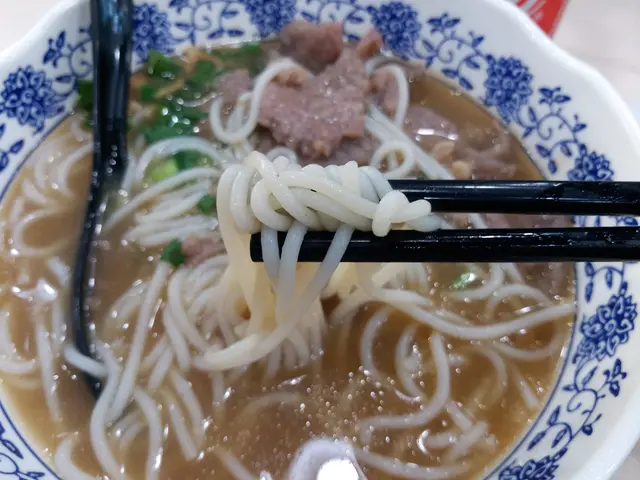 我跟家人分別各點了灼滑牛肉米線，一碗是原味，一碗可免費加腩汁。粉麵送來的時候，蔥花也是分開上的，這是我最欣賞的安排呢！先說那些米線吧！生熟度恰度好處，米線不會太熟，還保留那份少少的煙韌口感，這就不能不讚這裡的師傅煮粉麵的功架真的不錯，加上那選料的職員也是功不可沒呢！至於那滑牛肉呢！真的是滑，有少許牛味，每碗約有六、七片左右，份量都不算少。
