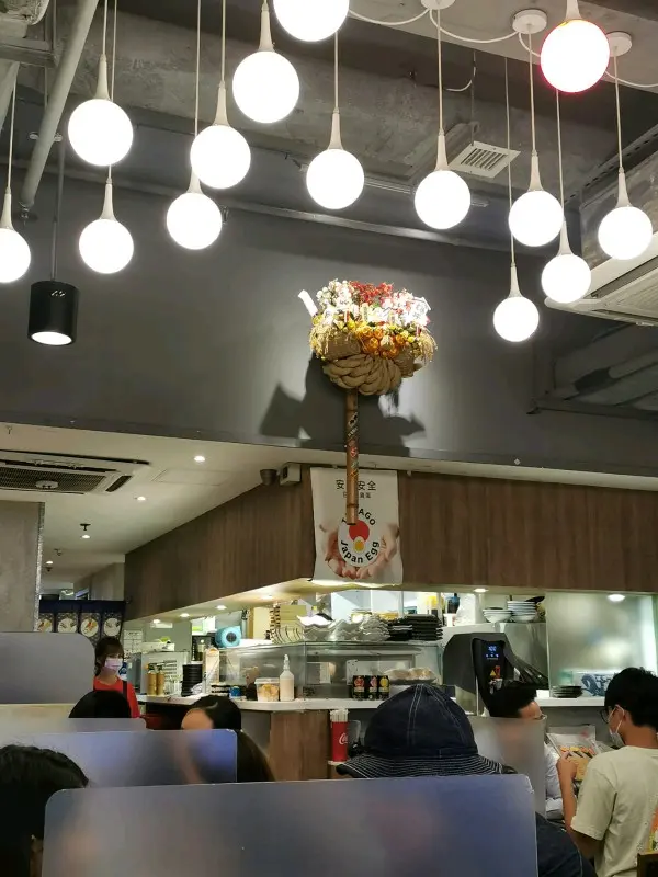 餐廳以灰色及泥水牆裝修配合吊燈及射燈,用上隔板分隔枱面