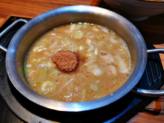 豚骨湯面有味粉絲、香蔥及幾塊豬肉