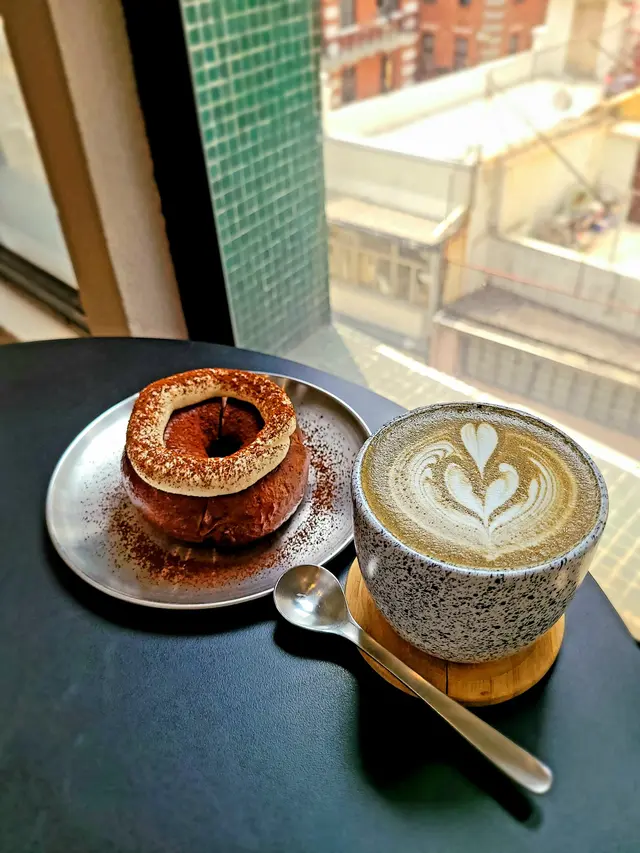 Mocha Bagel ($58) & Hojicha Latte ($50)