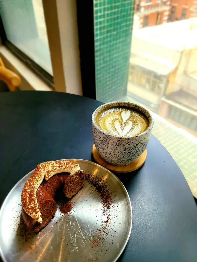 Mocha Bagel ($58) & Hojicha Latte ($50)
