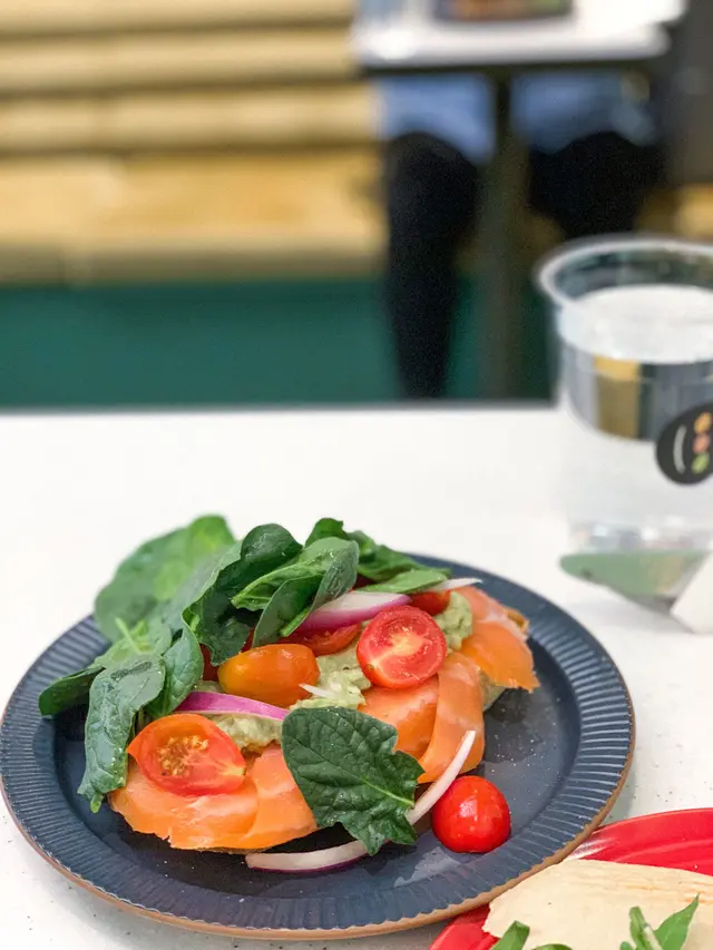 𝘎𝘶𝘢𝘤𝘢𝘮𝘰𝘭𝘦, 𝘚𝘮𝘰𝘬𝘦𝘥 𝘴𝘢𝘭𝘮𝘰𝘯 𝘴𝘭𝘪𝘤𝘦𝘴, 𝘊𝘩𝘦𝘳𝘳𝘺 𝘵𝘰𝘮𝘢𝘵𝘰𝘦𝘴, 𝘙𝘦𝘥 𝘰𝘯𝘪𝘰𝘯, 𝘚𝘱𝘪𝘯𝘢𝘤𝘩