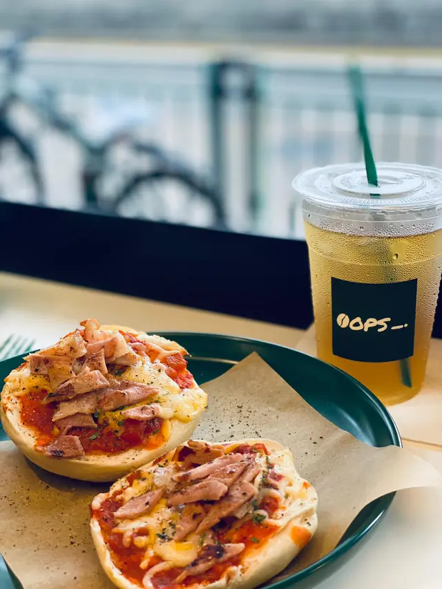 Pizza  bagel  with  chopped  bacon  /ice  yu Zu  oolong  tea  