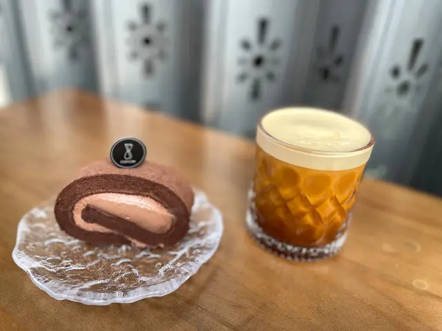 Ovaltine chocolate roll cake & Blackccino