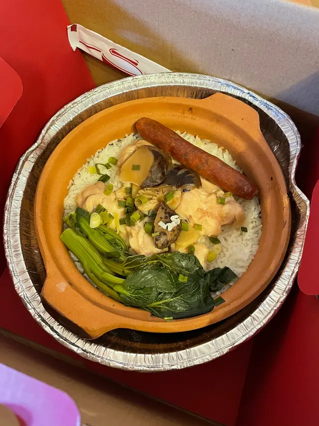 臘腸花菇滑雞煲仔飯