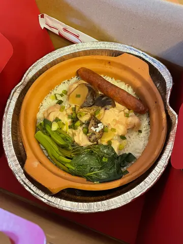 腊肠花菇滑鸡煲仔饭
