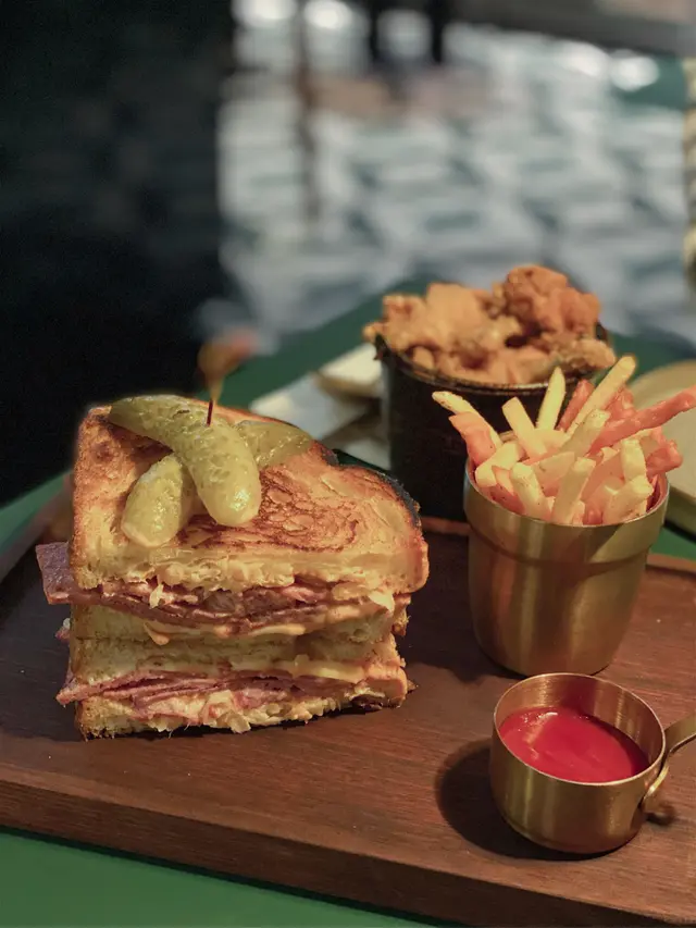 🥪𝗦𝘁𝗲𝗮𝗸 𝗮𝗻𝗱 𝗖𝗵𝗲𝗲𝘀𝗲 𝗦𝗮𝗻𝗱𝘄𝗶𝗰𝗵 (𝘀𝗲𝗿𝘃𝗲𝗱 𝘄𝗶𝘁𝗵 𝗰𝗵𝗶𝗽𝘀)
