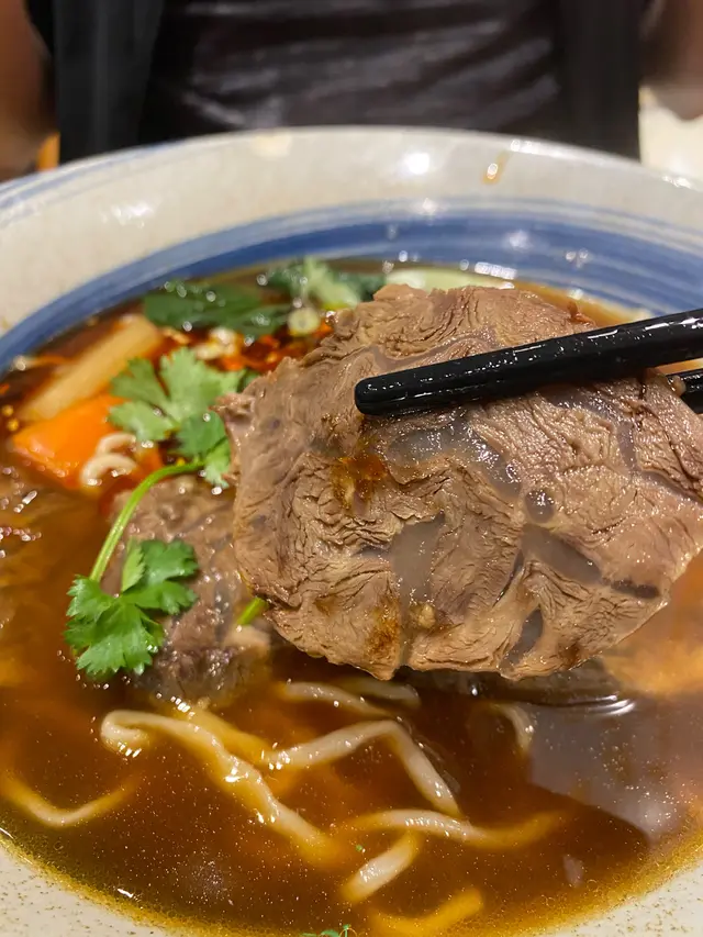 麻辣紅燒腱心牛肉麵