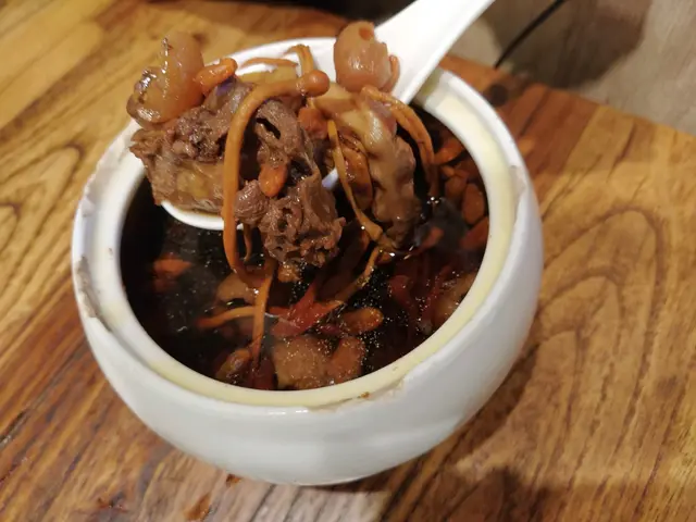 花膠蟲草花粟子燉土雞湯