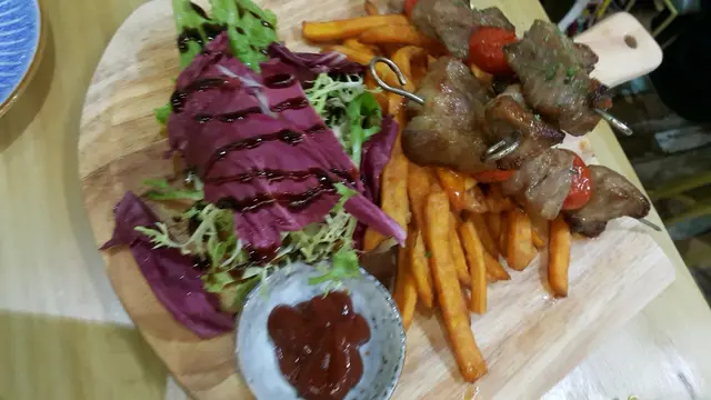 (慢落豬) 慢煮西班牙花酸梅黑毛豬串燒配蕃薯角