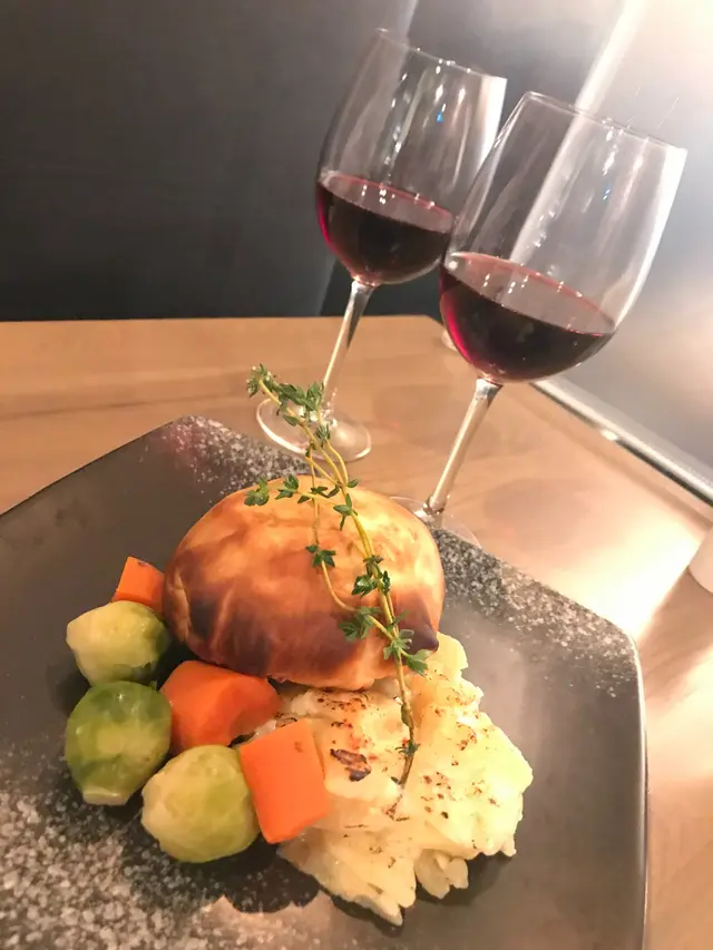 我們點了威靈頓牛柳。聽店員介紹,酥皮也是餐廳主廚自己揉的啊!慢煮的牛柳配上自家制的酥皮,令這道原本是心機菜的菜餚,更顯用心!