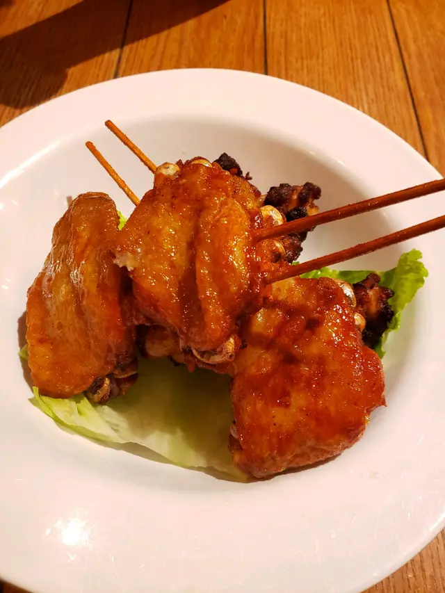 水牛城雞翼$32、黑椒蒜香雞搥$26