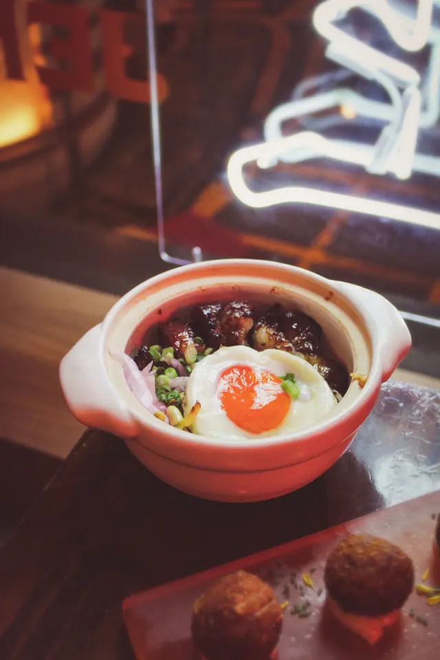 24小時慢煮伊比利亞叉燒,配煎日本太陽蛋, 紅洋蔥漬,香噴噴香蔥豬油撈飯