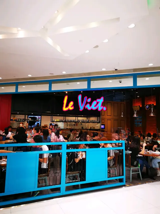 餐廳面門,在商場內,常常爆滿