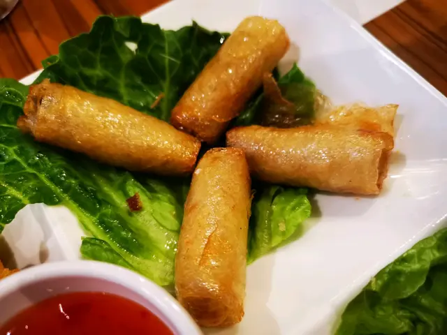 外皮香脆,內有炒絲及豬肉