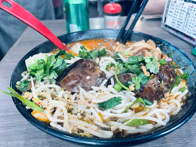 換過一碗全新嘅米線俾我,仲多咗冬菇,冬菇好食又厚大,不過已經好飽食唔晒